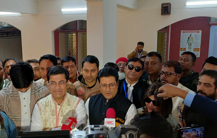 দ্বাদশ সংসদ নির্বাচনে ঢাকা-১০ আসন থেকে আওয়ামী লীগের প্রার্থী হিসেবে প্রতিদ্বন্দিতা করছেন অভিনেতা ফেরদৌস আহমেদ। এরই মধ্যে তিনি কয়েকটি কেন্দ্র পরিদর্শন করেছেন। ডক্টর মালিকা বিশ্ববিদ্যালয় কলেজ কেন্দ্রে তার সঙ্গে দেখা হয় ঢাকা দক্ষিণ সিটির মেয়র ব্যারিস্টার ফজলে নূর তাপস। ছবি: জাগো নিউজ