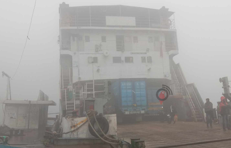 শরীয়তপুর-চাঁদপুর নৌরুটে কুয়াশার ঘনত্ব বেড়ে যাওয়ায় সাময়িকভাবে ফেরি চলাচল বন্ধ রাখা হয়েছে। ছবি: বিধান মজুমদার অনি