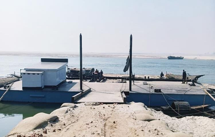 দীর্ঘ চারমাস ১১ দিন পর চালু হলো চিলমারী-রৌমারী নৌ রুটে ফেরি চলাচল। ছবি: জাগো নিউজ