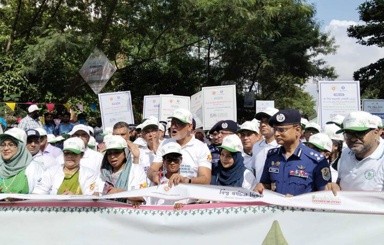 হাতে ব্যানার-ফেস্টুন, নানা স্লোগানে মুখরিত হয়ে ওঠে রাজধানীর সড়ক।