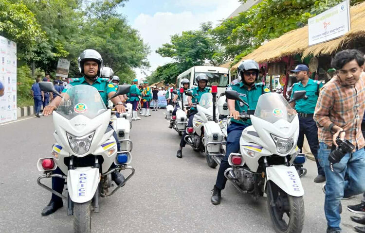 র‍্যালি ঘিরে ছিল উৎসবমুখর পরিবেশ।