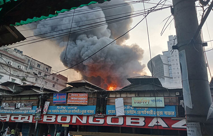 আগুন নিয়ন্ত্রণে কাজ করছে বাংলাদেশ ফায়ার সার্ভিস অ্যান্ড সিভিল ডিফেন্সের ৫০টি ইউনিট। ছবি: মাহবুব আলম