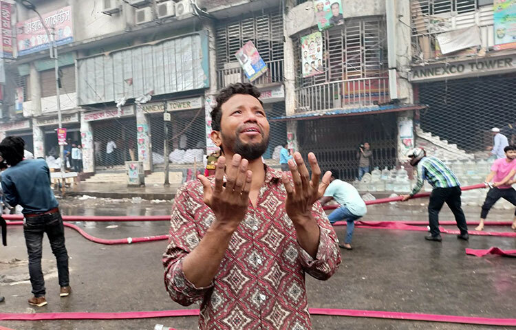 নিজের দোকান পুড়ে যাওয়ায় এক ব্যবসায়ী সৃষ্টিকর্তার কাছে প্রার্থনা করছেন। ছবি: বিপ্লব দিক্ষিৎ