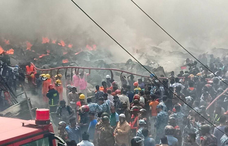 জানা গেছে, মঙ্গলবার ভোর ৬টা ১০ মিনিটে বঙ্গবাজার মার্কেটে আগুন লাগে। সংবাদ পাওয়ার পর ফায়ার সার্ভিসের প্রথম ইউনিট ঘটনাস্থলে পৌঁছায় ৬টা ১২ মিনিটে। ছবি: বিপ্লব দিক্ষিৎ