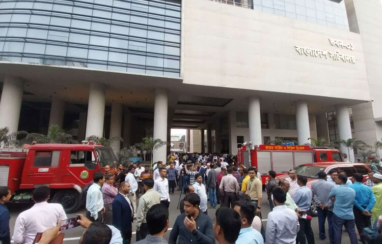 রাজধানীর সচিবালয়ের জনপ্রশাসন মন্ত্রণালয়ের ভবনে আগুনের ঘটনা ঘটেছে। ছবি: মাসুদ রানা