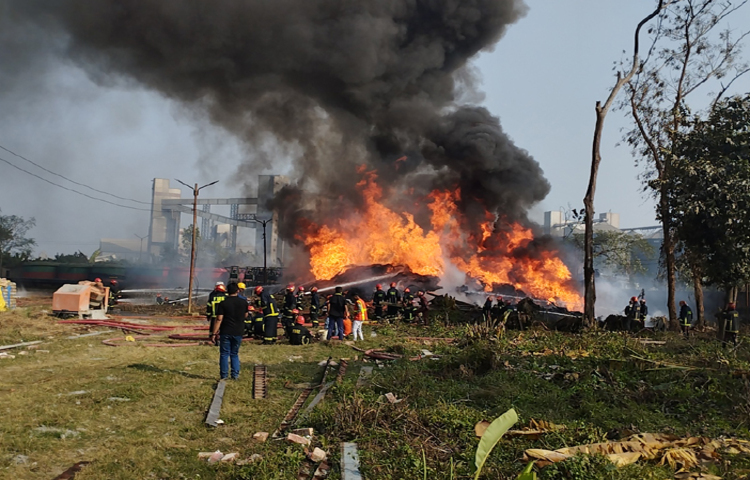 নারায়ণগঞ্জ শহরের খানপুর এলাকায় বিআইডব্লিউটিএর গুদামের মজুত করা প্লাস্টিক পাইপে ভয়াবহ অগ্নিকাণ্ডের ঘটনা ঘটেছে। ছবি: মোবাশ্বির শ্রাবণ