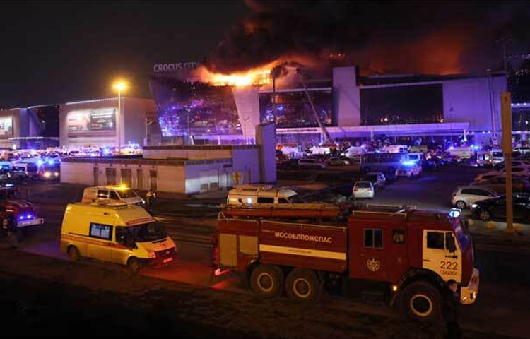 রাশিয়ার রাজধানী মস্কোয় আয়োজিত এক কনসার্টে হামলার ঘটনায় এখন পর্যন্ত ৯৩ জন প্রাণ হারিয়েছেন বলে নিশ্চিত হওয়া গেছে। ছবি: এএফপি