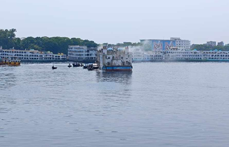 রাজধানীর শ্যামবাজার ঘাটে এমভি বাঙালি নামে একটি লঞ্চের তিন তলায় আগুন লেগেছে। ছবি: তৌহিদুজ্জামান তন্ময়
