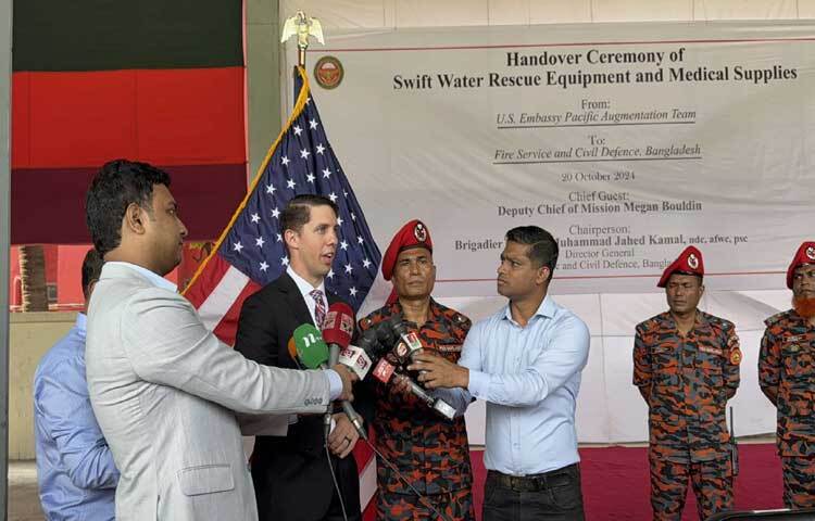 পানি থেকে দ্রুত উদ্ধার এবং বিপজ্জনক পদার্থ থেকে সুরক্ষায় বাংলাদেশ ফায়ার সার্ভিসকে সরঞ্জাম উপহার দিয়েছে যুক্তরাষ্ট্র। ছবি: ইসমাইল হোসেন রাসেল