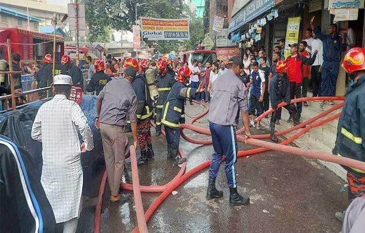 রাজধানীর ফার্মগেটে মানসী প্লাজা নামের একটি ভবনের বেজমেন্টে অগ্নিকান্ডের ঘটনা করেছে। ছবি: তৌহিদুজ্জামান তন্ময়