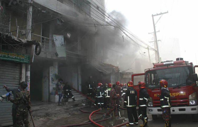 কেরানীগঞ্জের বাবুবাজারে জাবালে নূর টাওয়ারে লাগা আগুন ৭ ঘণ্টা পেরিয়ে গেলেও নিয়ন্ত্রণে আসেনি। আগুন নিয়ন্ত্রণে কাজ করছে ফায়ার সার্ভিসের ২০টি ইউনিট। আগুন লাগা ভবনে আটকে পড়া ৪৫ জনকে উদ্ধার করেছে ফায়ার সার্ভিস। ছবি: সংগৃহীত