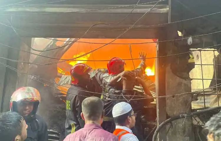 রাজধানীর লালবাগের ইসলামবাগে একটি প্লাস্টিকের গোডাউনে আগুন লেগেছে। ছবি: তৌহিদুজ্জামান তন্ময়