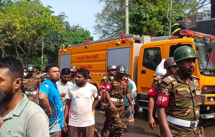 পর্যায়ক্রমে একের পর এক ইউনিট ঘটনাস্থলে যায়। সর্বশেষ খবর পাওয়া পর্যন্ত ৫০টি ইউনিট আগুন নিয়ন্ত্রণে যোগ দিয়েছে। ছবি: জাগো নিউজ