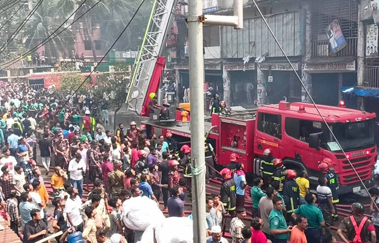 অগ্নিকাণ্ড দেখতে উৎসুক জনতার ভিড়। ছবি: মাহবুব আলম