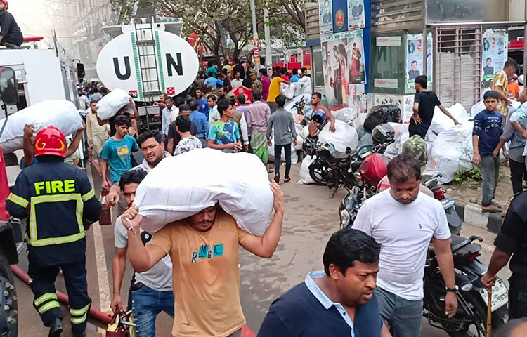 দোকান থেকে মালামাল সরাচ্ছেন দোকানীরা। ছবি: জাগো নিউজ