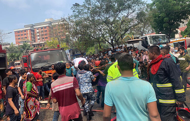 আগুন নেভাতে এসে আহত হয়েছেন একজন ফায়ার সার্ভিসের সদস্য। তাকে চিকিৎসার জন্য নিয়ে যাওয়া হচ্ছে। ছবি: মাহবুব আলম