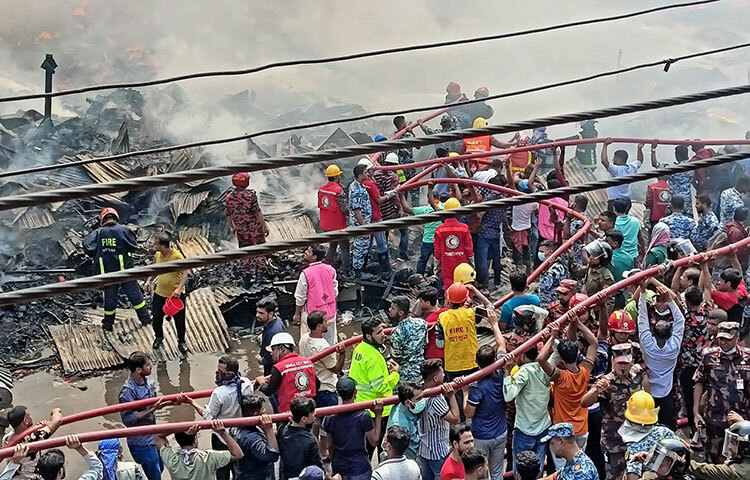 ফায়ার সার্ভিসের সদস্যসের সঙ্গে আগুন নেভানোর কাজে যোগ দিয়েছে সাধারণ মানুষ। ছবি: মাহবুব আলম