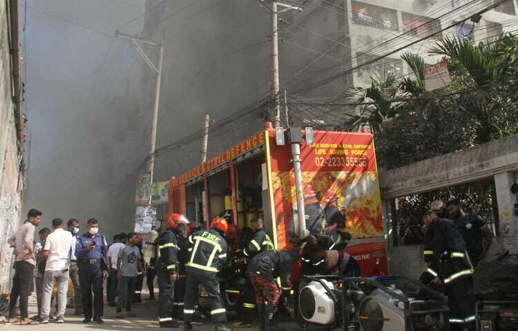 ফায়ার সার্ভিস বলছে, বেশিরভাগ দোকানের শাটার ও কলাপসিবল গেট ভেঙে আগুন নেভাতে হচ্ছে। এছাড়া প্রচুর ধোঁয়ার কারণেও আগুন নিয়ন্ত্রণে বেগ পেতে হচ্ছে। বেলা সাড়ে ১২টার দিকে এসব তথ্য জানান ফায়ার সার্ভিসের মিডিয়া সেলের ভারপ্রাপ্ত কর্মকর্তা শাহজাহান শিকদার।