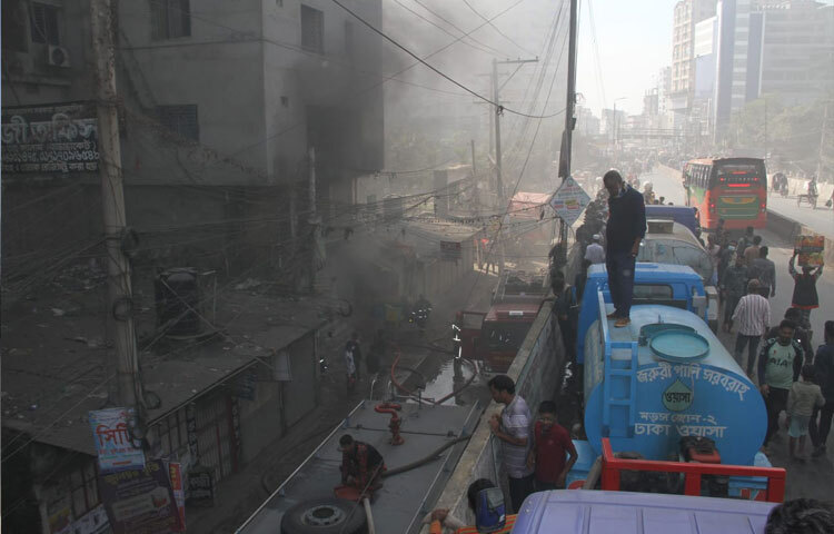 শাহজাহান শিকদার আরও বলেন, প্রচুর ধোঁয়ার কারণে ৩টি ব্রিদিং টেন্ডার, ১টি হ্যাজম্যাট টেন্ডারসহ এখন মোট ২০টি ইউনিট আগুনে কাজ করছে। ভবনে আটকে পড়া আরও ৩ জনকে সুস্থ অবস্থায় উদ্ধার করা হয়েছে। মোট উদ্ধার ৪৫ জন।