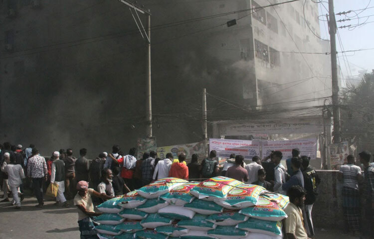 ভবনে কেমিক্যালের কোনো অস্তিত্ব আছে কি না প্রশ্ন করা হলে ফায়ার সার্ভিসের পরিচালক বলেন, এখানে কেমিক্যালের কোনো অস্তিত্ব পাওয়া যায়নি। অযথা কেউ প্যানিক ক্রিয়েট না করি। এখানে যে বিস্ফোরণের শব্দ পাওয়া গেছে তা ব্যাকড্রাফট। ব্যাকড্রাফট হলো একটা জায়গায় আগুন অথবা ধোঁয়া আটকে থাকলে খোলার পর যে শব্দ হয় সেটির শব্দ হয়েছে।