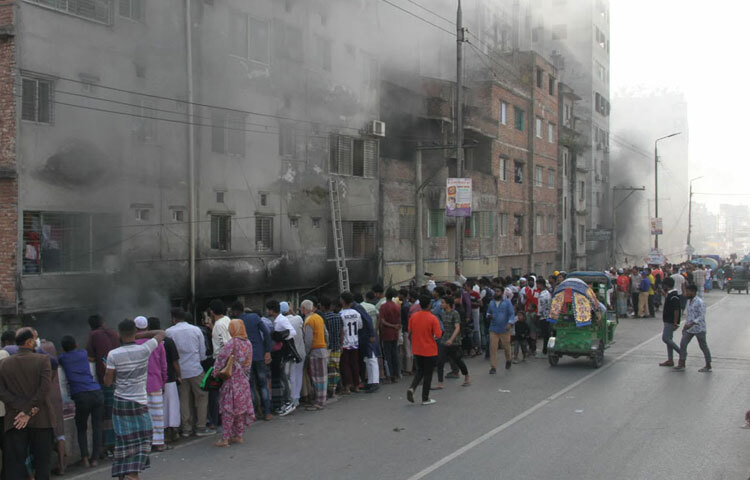 সকাল সাড়ে ৯টার দিকে ঘটনাস্থলে ফায়ার সার্ভিসের পরিচালক (অপারেশন ও মেনটেন্যান্স) লেফটেন্যান্ট কর্নেল মোহাম্মদ তাজুল ইসলাম চৌধুরী সাংবাদিকদের বলেন, আশপাশের ভবনগুলো আবাসিক ও বাণিজ্যিক মিক্সড ভবন। এখানে প্রচুর দোকানপাট রয়েছে, সবগুলো শাটার দিয়ে আটকানো। ভবনের নিচতলায় আগুনের সূত্রপাত, দোতলা ও তিনতলায় ধোঁয়ায় আচ্ছন্ন। এ কারণে আমাদের আগুন নেভানোর কাজ করতে বেগ পেতে হচ্ছে। এখানে ঝুট গোডাউনসহ অন্যান্য মালামাল রয়েছে। ভবনের বেজমেন্টেও দোকানপাট রয়েছে। এ কারণে আগুন নিয়ন্ত্রণে সময় লাগছে।