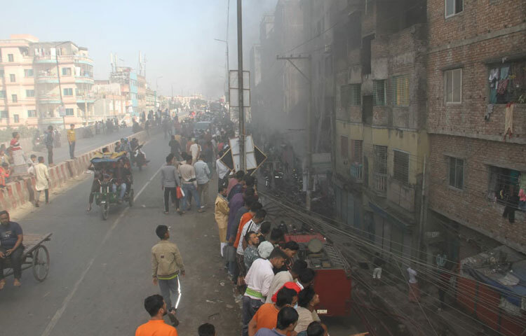 তিনি বলেন, ভবনের দোকানের শাটার ও কলাপসিবল গেট ভেঙে ভেতরে ঢুকে কাজ করতে হচ্ছে। আগুনের সোর্সের কাছে পৌঁছাতে বেগ পেতে হচ্ছে। আমরা চারদিক থেকে অ্যাটাক করছি যেন আগুন অন্য ভবনে না ছড়িয়ে যায়।