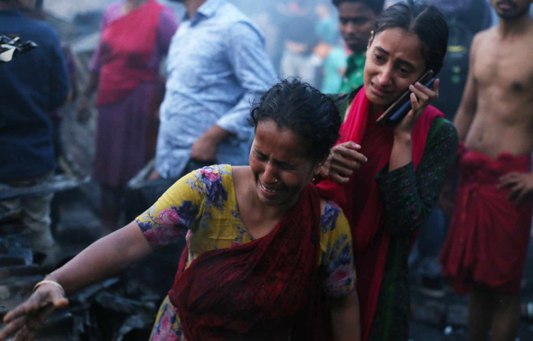 ‘আমাগো আর কিছু রইলো না৷ কী নিয়া বাঁইচা থাকমু। রাইতে থাকনের জায়গাটুকুও শ্যাষ হয়ে গেল। এহন এক কাপড়ে দাঁড়ায়ে আছি, ক্যামনে বাঁচমু।’ এভাবেই আর্তনাদ করছিলেন কড়াইল বস্তির বাসিন্দা শামসুন্নাহার। ছবি: মাহবুব আলম
