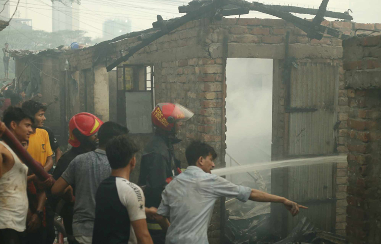 তবে আগুন নিয়ন্ত্রণে আসার আগেই পুড়েছে ৪০-৫০টির মতো ঘর।  ছবি: মাহবুব আলম