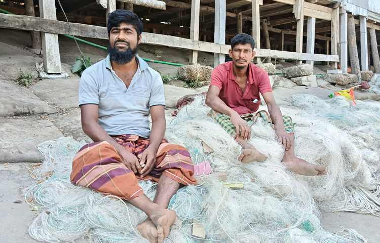 মো. জামাল মাঝি ও সুমন মাঝি নামের দুই জেলে বলেন, ‘২ মাসের সরকারি নিষেধাজ্ঞার ১০ দিন হইয়া গেছে। এখনও আমরা সরকারিভাবে চাল পাইনাই। কাজ কাম নাই, সংসারে অনেক অভাব। রোজার মধ্যে অনেক কষ্ট পাইতেছি। আমাগো নামের সরকারি চাউলডা পাইলে অনেক উপকার হইতো।’