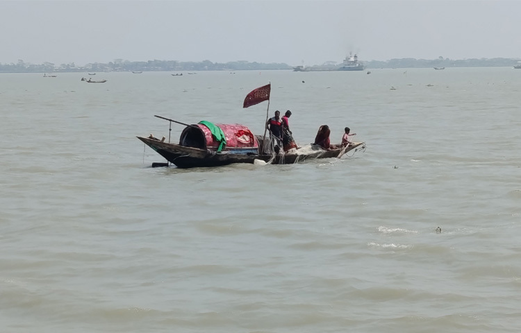 ভোলার সদর উপজেলার শিবপুর, ধনিয়া, ইলিশা, ভেদুরিয়া, ভেদুমিয়া ও দৌলতখান উপজেলার মদনপুরসহ ইউনিয়নগুলোর মেঘনা ও তেঁতুলিয়ায় জেলেদের মাছ শিকারের দৃশ্য দেখা গেছে।