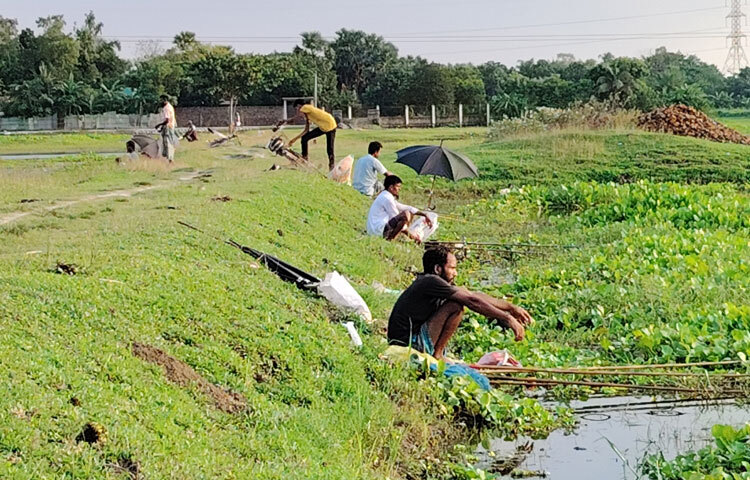 মাছ ধরা এখন শুধু জীবিকার বিষয় নয়-এটা হয়ে উঠেছে গ্রামীণ বিনোদনের এক অনন্য মাধ্যম। ছুটির দিনে অনেকে পরিবার নিয়ে আসেন, কেউ রান্না করেন ধরা মাছ দিয়েই, কেউবা বন্ধুর সঙ্গে ছোটখাটো প্রতিযোগিতা আয়োজন করেন।