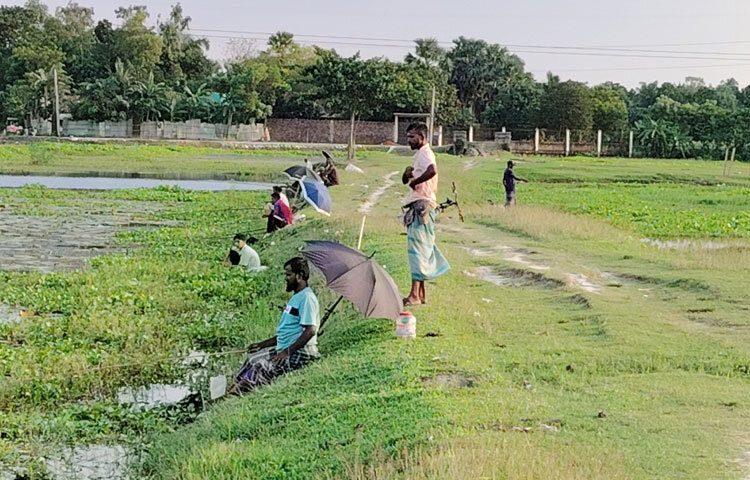 জেলেরা যেখানে সারা বছর মাছ শিকারেই ব্যস্ত, সেখানে এই শৌখিন শিকারিরা মৌসুমি অভিযানে নামেন। কেউ বড়শি ফেলে নদীর ধারে বসে থাকেন, কেউ আবার ডিঙি নৌকা ভাড়া করে চলে যান জলাশয়ের গভীরে।