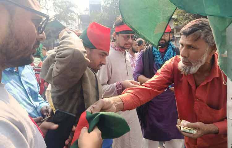 কেউ আবার জাতীয় পতাকা গায়েও জড়িয়ে নিচ্ছেন।