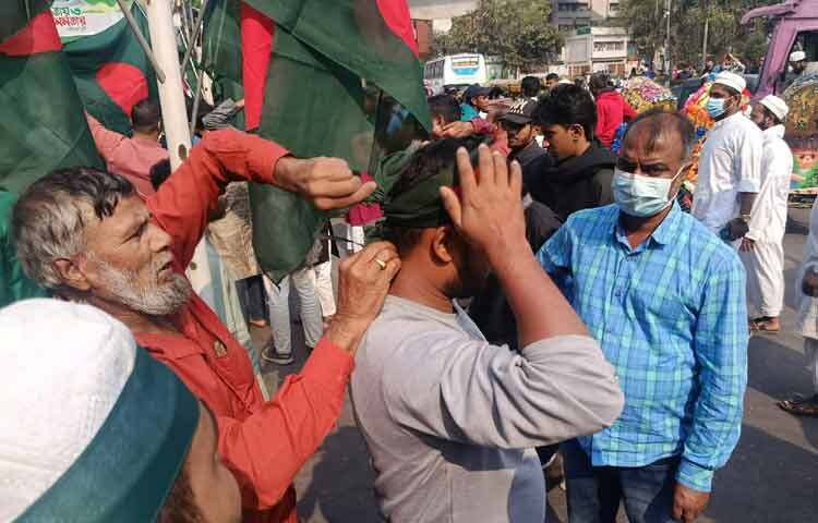 সকাল থেকেই রাজধানীসহ দেশের বিভিন্ন এলাকা থেকে দলে দলে মানুষ জানাজার স্থলে আসতে শুরু করছেন।