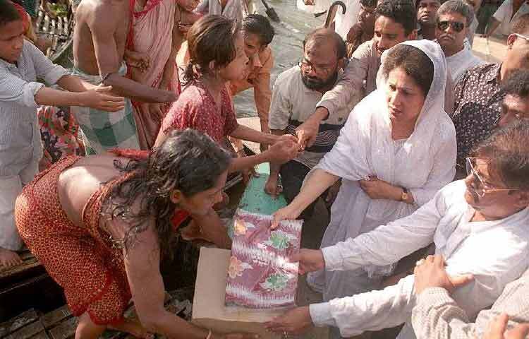 ১৯৯৮ সালের ২৮ জুলাই দক্ষিণ ঢাকার বন্যাকবলিত কামরাঙ্গীর চর শহরতলিতে ত্রাণ সহায়তা দিচ্ছেন সাবেক প্রধানমন্ত্রী এবং প্রধান বিরোধীদলীয় নেত্রী বেগম খালেদা জিয়া। ছবি: এএফপি