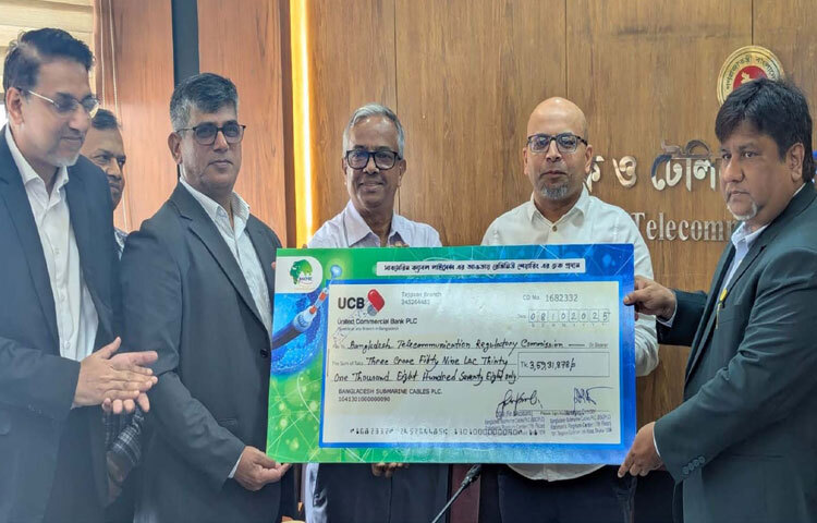 ডাক, টেলিযোগাযোগ ও তথ্যপ্রযুক্তি মন্ত্রণালয়ে দায়িত্বপ্রাপ্ত প্রধান উপদেষ্টার বিশেষ সহকারী ফয়েজ আহমদ তৈয়্যবের উপস্থিতিতে বিভাগের সচিব আব্দুন নাসের খান ঢাকায় ডাক ও টেলিযোগাযোগ বিভাগের সম্মেলনকক্ষে বাংলাদেশ টেলিযোগাযোগ নিয়ন্ত্রণ কমিশনের চেয়ারম্যান মেজর জেনারেল মো. এমদাদ উল বারী (অব.) এর কাছে বাংলাদেশ সাবমেরিন ক্যাবলস পিএলসি রেভিনিউ শেয়ারিং ও সামাজিক দায়বদ্ধতা তহবিল বাবদ তিনটি চেক হস্তান্তর করেন। ছবি: পিআইডি