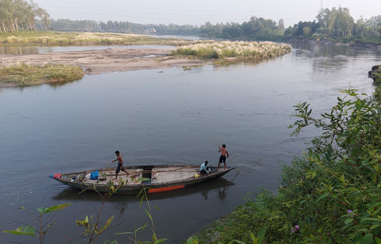 গ্রীষ্মকালীন গরমের পর শীতের হাওয়া সবকিছুতে যেন এক প্রশান্তি এনে দেয়। বর্ষা যেতে না যেতেই আগাম শীতের শীতল হাওয়া এখানকার প্রকৃতিকে সতেজ করে তোলে। প্রতি বছরের মতো এবছরও পঞ্চগড়ে আগেভাগেই শীতের আমেজ শুরু হয়েছে।