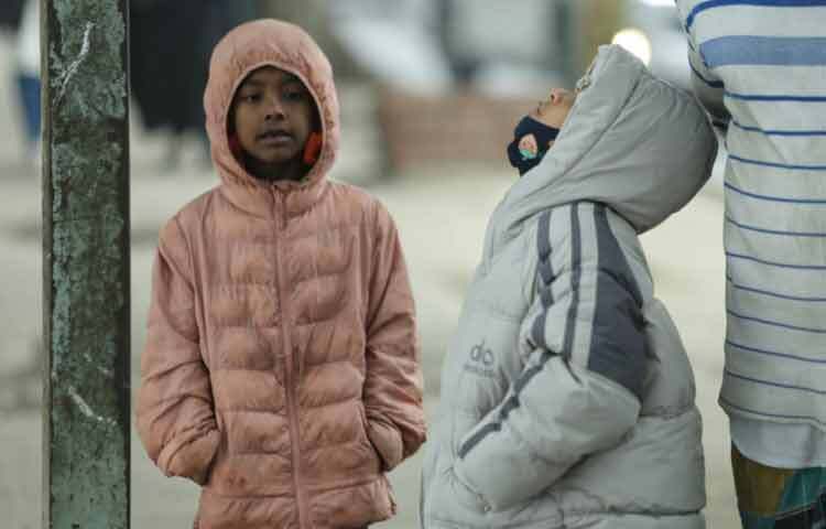 রামপুরার ব্যস্ত সড়কে শব্দ কম, দৃশ্য ঝাপসা ঢাকার চিরচেনা কোলাহলও আজ কিছুটা স্তব্ধ।