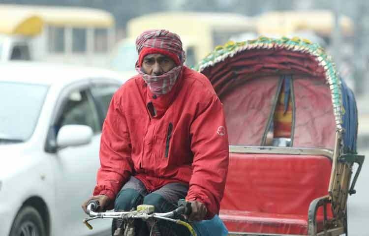দিনমজুর, রিকশাচালক, পথচারী সবার শীত এক হলেও বাস্তবতা ভিন্ন। কারও জন্য শীত মানে কেবল ঠান্ডা, কারও জন্য তা কাজ হারানোর শঙ্কা।