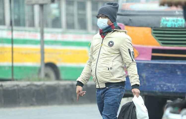 মোটা জ্যাকেট, শাল, কানঢাকা টুপি সবকিছুর পরও কনকনে হাওয়া হাড়ে হাড়ে ঠেকছে। বাসস্ট্যান্ডে দাঁড়িয়ে থাকা যাত্রীদের মুখে উৎকণ্ঠা, সময়ের সঙ্গে পাল্লা দিয়ে ঠান্ডাকে হারানোর চেষ্টা।