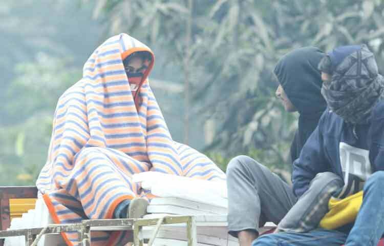 আবহাওয়ার এই চিত্র কেবল প্রকৃতির খেলা নয়, নগরজীবনের বাস্তবতাও তুলে ধরে। শীতের সকালে যারা পথে নামেন, তাদের প্রতিদিনের সংগ্রাম আরও স্পষ্ট হয়ে ওঠে। কুয়াশার আড়ালে ঢাকা এই শহর যেন মনে করিয়ে দেয় ঢাকা কখনোই থেমে থাকে না, ঠান্ডা কিংবা কুয়াশা কোনো কিছুই তার গতি পুরোপুরি থামাতে পারে না।