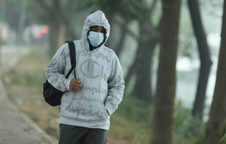 এই শীতে ঢাকার মানুষ যেন ‘জবুথুবু’ এক বাস্তবতায় আটকে গেছে। ভোরের ঠান্ডা শরীর ছাড়তে না ছাড়তেই কর্মস্থলের তাগিদে রাস্তায় নামতে হচ্ছে হাজারো মানুষকে।