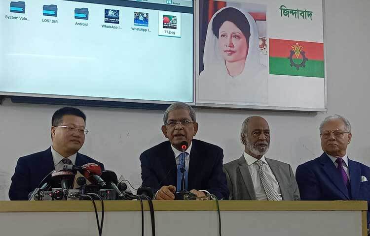 গুলশানে বিএনপির চেয়ারপারসনের কার্যালয়ে বেলা ১১টায় নেতাকর্মীদের সঙ্গে বৈঠক শেষে চীনের রাষ্ট্রদূত ইয়াও ওয়েন জানিয়েছেন, বাংলাদেশের অভ্যন্তরীণ বিষয়ে হস্তক্ষেপ করবে না চীন। ছবি: খালেদ হোসেন