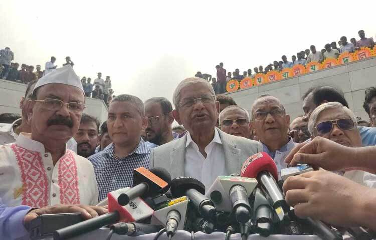 রাষ্ট্রপতি অপসারণ ইস্যুতে সরকারকে হঠকারী কোনো সিদ্ধান্ত নেওয়া যাবে না বলে মন্তব্য করেছেন বিএনপি মহাসচিব মির্জা ফখরুল ইসলাম আলমগীর। ছবি: খালিদ হোসেন