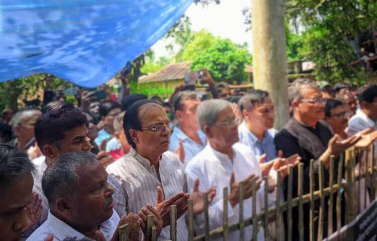 কোটা সংস্কার আন্দোলনে পুলিশের গুলিতে নিহত বেগম রোকেয়া বিশ্ববিদ্যালয়ের (বেরোবি) শিক্ষার্থী আবু সাঈদের কবর জিয়ারত করেছেন বিএনপি মহাসচিব মির্জা ফখরুল ইসলাম আলমগীর। ছবি: জিতু কবীর