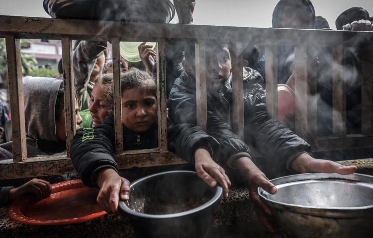 খাবারের অভাবে গাজা উপত্যকার লক্ষাধিক মানুষ এখন দুর্ভিক্ষের দ্বারপ্রান্তে রয়েছে। সেই সঙ্গে সুদানেও চলমান সংঘাত বিশ্বের সবচেয়ে বড় ক্ষুধা সংকটের কারণ হতে পারে বলে সতর্ক করেছে জাতিসংঘ। ছবি: এএফপি