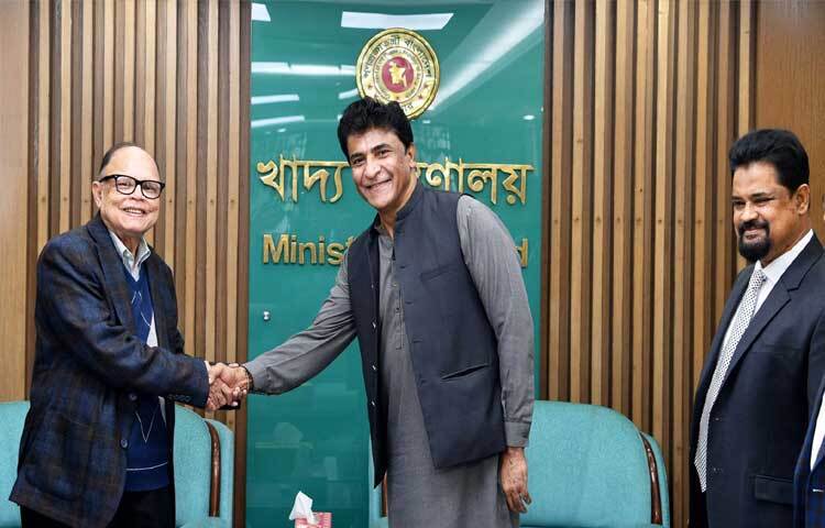 খাদ্য উপদেষ্টা আলী ইমাম মজুমদারের সাথে মন্ত্রণালয়ে তার অফিসকক্ষে সাক্ষাৎ করেন বাংলাদেশে পাকিস্তানের হাইকমিশনার সৈয়দ আহমেদ মারুফ। ছবি: পিআইডি