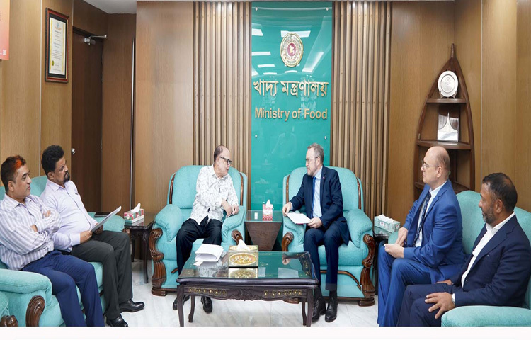 খাদ্য উপদেষ্টা আলী ইমাম মজুমদারের সঙ্গে ঢাকায় মন্ত্রণালয়ে তার অফিস কক্ষে সাক্ষাৎ করেন রাশিয়ার রাষ্ট্রদূত আলেকজান্ডার খোজিন। ছবি: পিআইডি