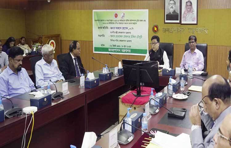 মন্ত্রণালয়ের সম্মেলন কক্ষে মন্ত্রণালয় ও দপ্তর/সংস্থার ২০২৪-২৫ অর্থবছরের বার্ষিক কর্মসম্পাদ চুক্তি সই করেন জনপ্রশাসন মন্ত্রী ফরহাদ হোসেন। ছবি: পিআইডি