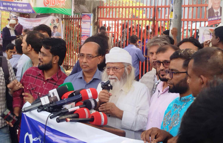 বাউলশিল্পী আবুল সরকারকে গ্রেফতার করা মানে আমাকে গ্রেফতার করা বলে মন্তব্য করেছেন বিশিষ্ট চিন্তক ও কবি ফরহাদ মজহার। ছবি: হাসান আলী